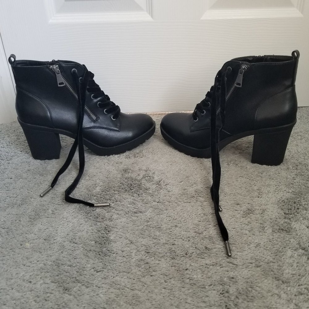 NWOT Womens Mossimo Supply Co. Size 10 boots